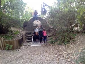 Kinder an der großen Rutsche auf dem Spielplatz Zweenfurth