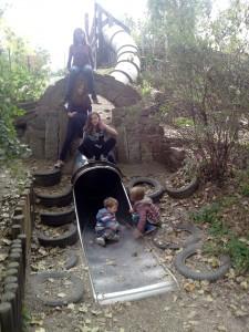 Große Rutsche unten auf dem Spielplatz Zweenfurth